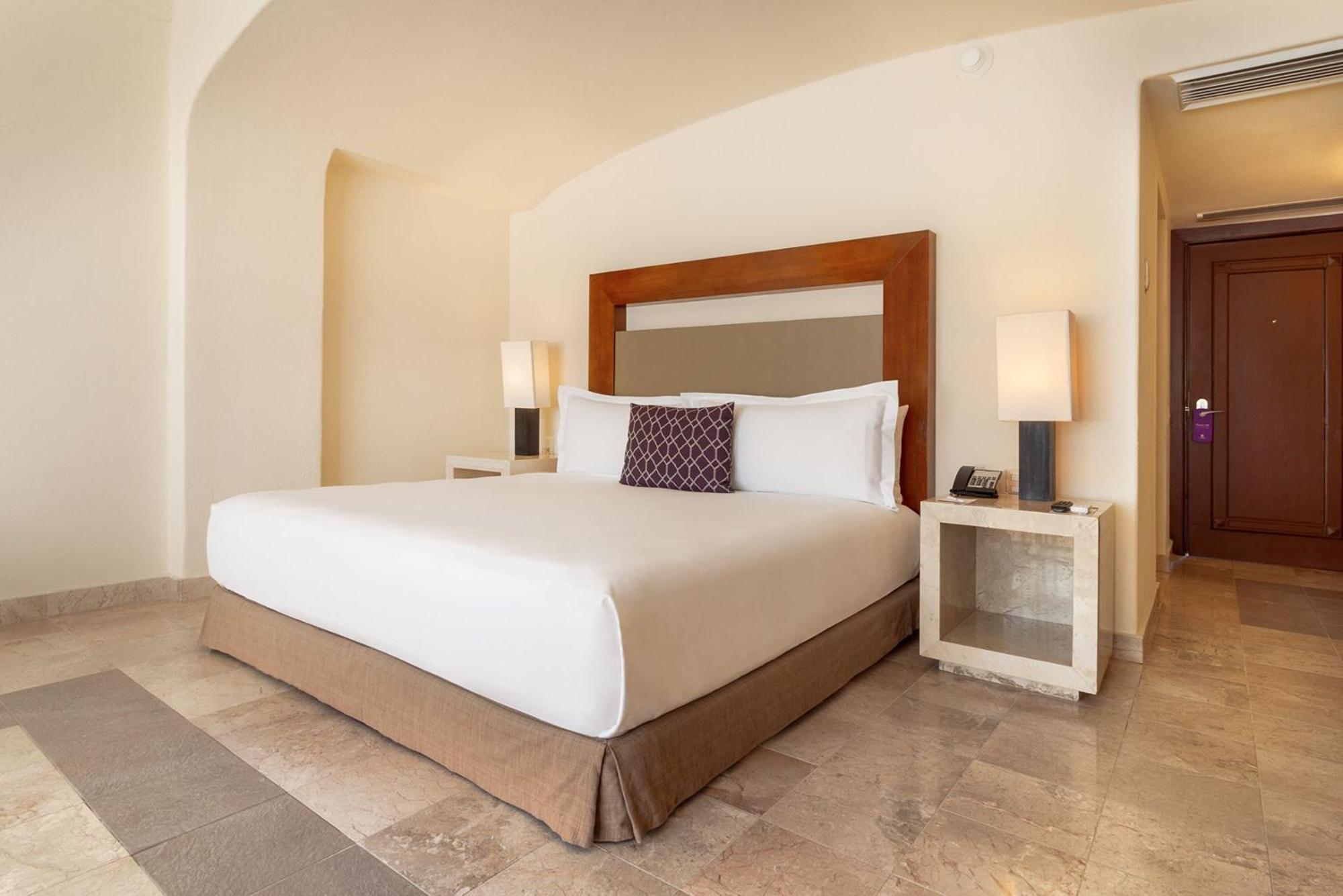 Camino Real Acapulco Diamante Hotel Ngoại thất bức ảnh A bedroom at the Four Seasons Hotel